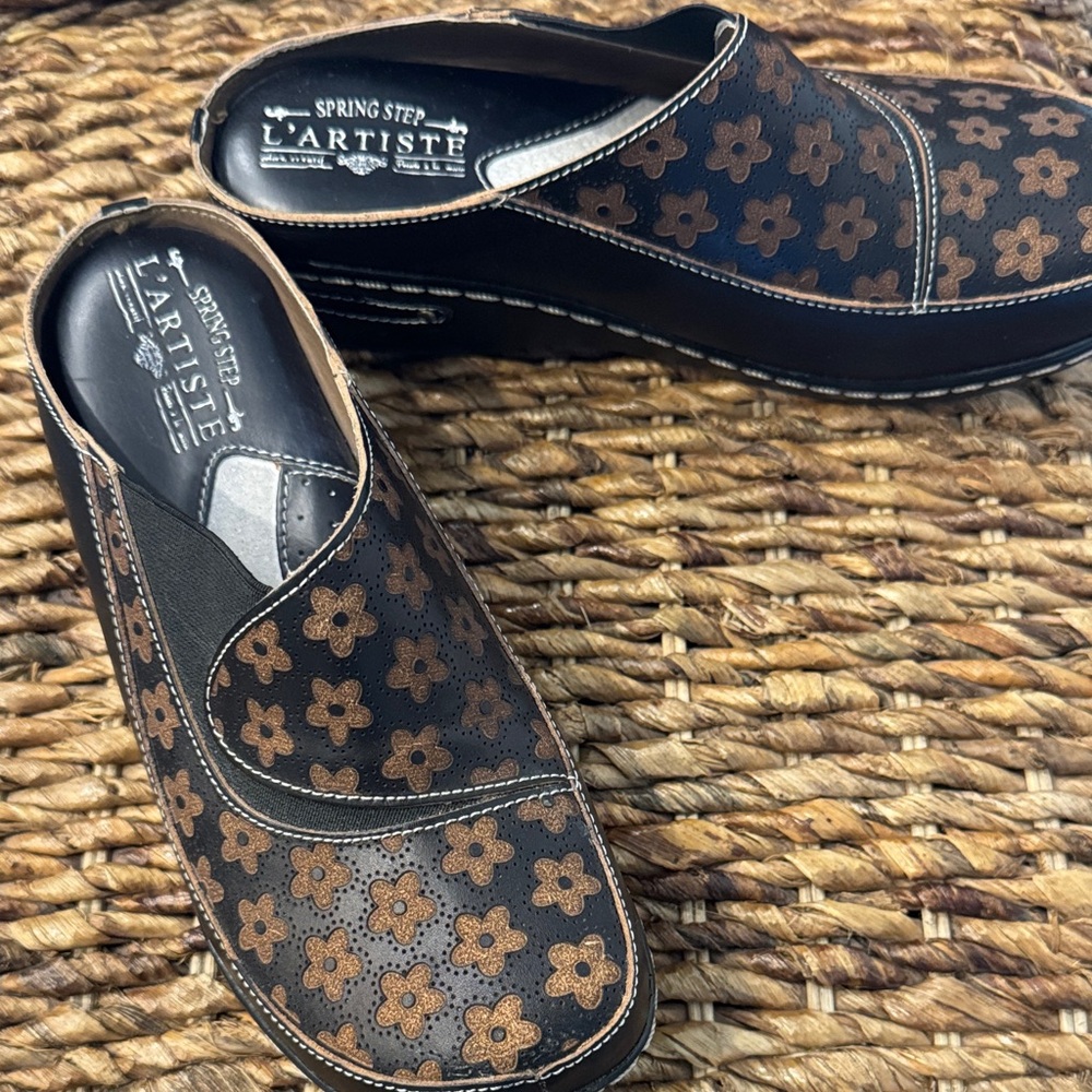 L'ATISTE Black and Brown Floral Slip-On Loafers